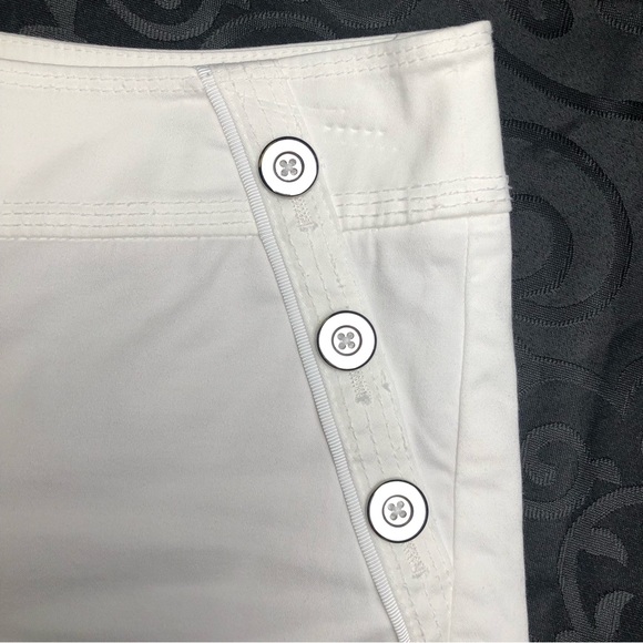 White House Black Market (WHBM) White Sailor 5” Shorts - Picture 4 of 9